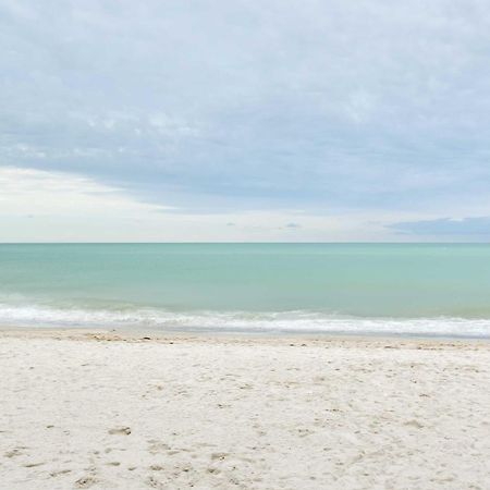 St Pete Beach Condo With Pool, 5 Min Walk To Beach! سانت بيتي بيتش المظهر الخارجي الصورة