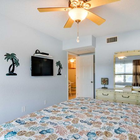 St Pete Beach Condo With Pool, 5 Min Walk To Beach! سانت بيتي بيتش المظهر الخارجي الصورة